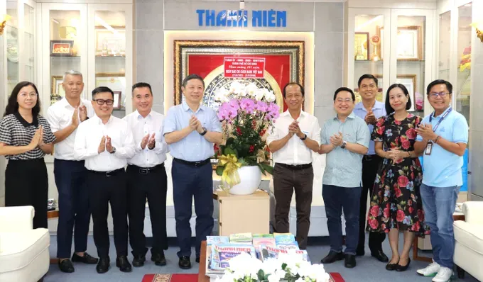 truong-ban-tuyen-giao-va-dan-van-thanh-uy-tphcm-duong-anh-duc-tham-bao-thanh-nien-anh-thai-phuong-8727-3831.jpg (1)